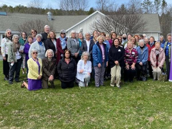 All attendees shared a final photo before departing the retreat. (photo by Mary Jane Fradette)